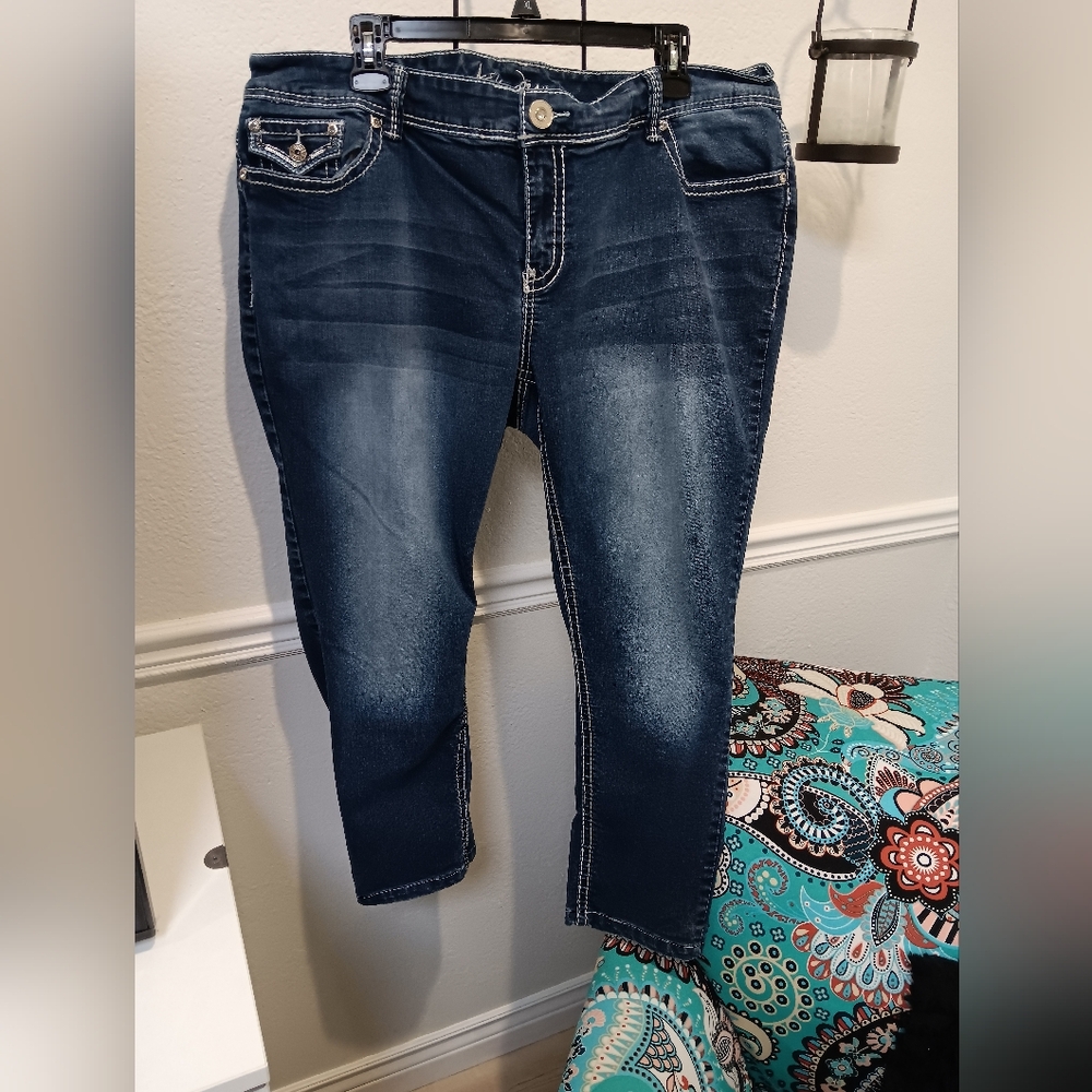 Blue Ankle Cropped Jeans with Stylish Fading and Cuffed Hem